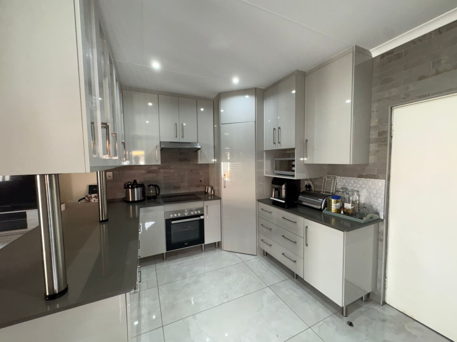 4 Bedroom Property for Sale in Waterkloof East North West